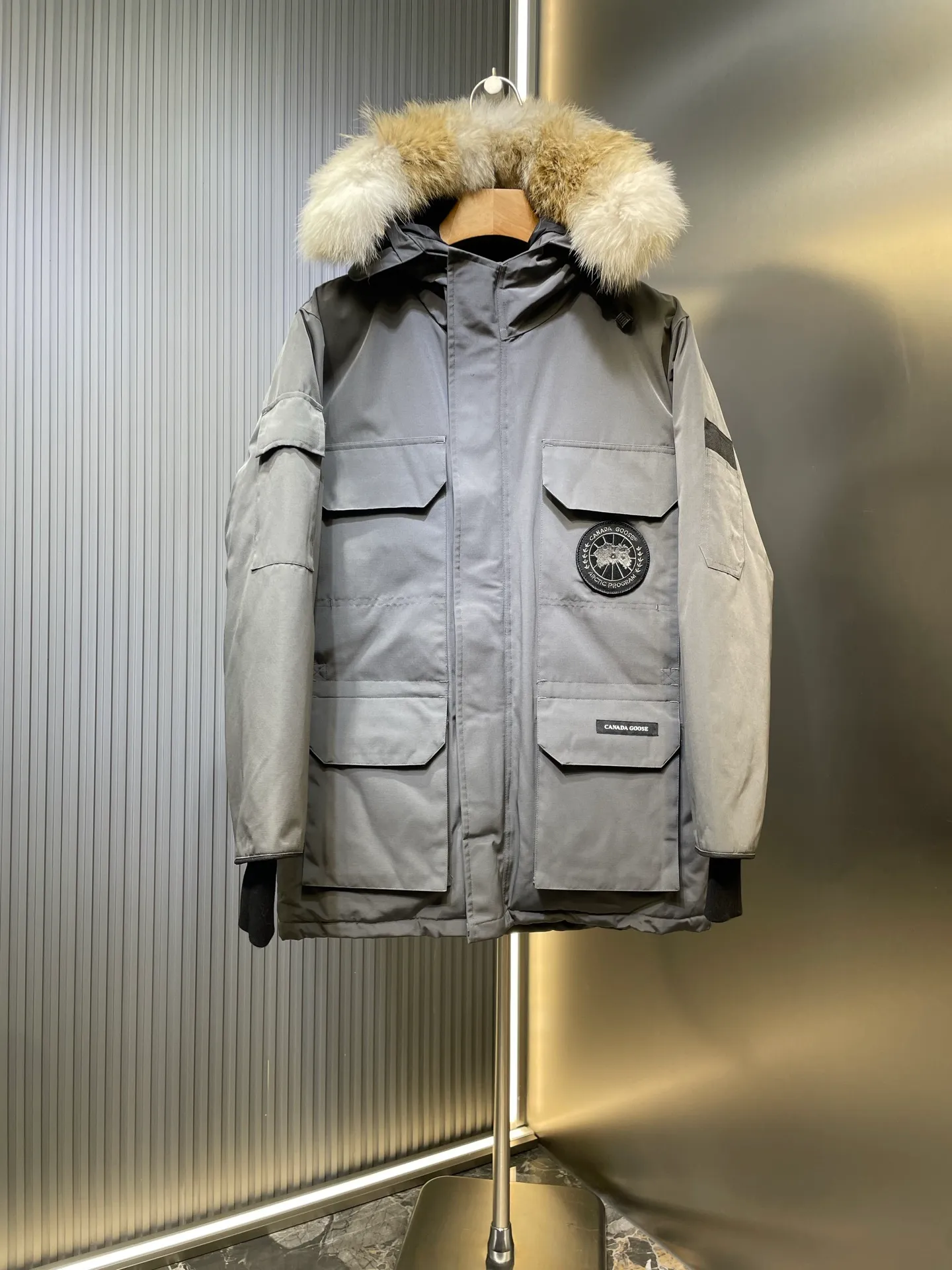 P910 special version 🌟 🇨🇦CANADA GOOES 24 new models 08 models/couple models Factory direct supply: supplying global purchasing agents, micro-business, entities, Tmall, high-end stalls and studio cooperation, free shipping! Canada Goose Expedition Parka 2008 is the same style for men and women. It is mid-length and the most timeless classic. All Arctic and Antarctic scientific expedition teams choose Canada Goose as their cold-proof equipment. It is the Rolls-Royce of down jackets. ➖ Industry-leading anti-counterfeiting chip sensing. ➖ Imported Behringer embroidery machines and customized embroidery labels, the highest level and industry leading. ➖ Imported Korean 21-count polyester-cotton blended original fabric, TC85 waterproof coated fabric, water-repellent, windproof and wear-resistant. ➖ The new national standard 80 white duck down is filled with an average of 520 grams of down. The amount of down filled is industry-leading. ➖ 100% nylon lining with double double-layer sealing design to prevent velvet running, and seamless thread design on the cuffs! ➖ Western Canadian Green Wolf Collar. ➖ Yoshida YKK provides original factory-customized electroplated sliders. YKK two-way lockable zippers are tight and smooth and do not peel off paint. ➖ 3M composite Velcro is durable and the accessories and hardware are all custom-made. Note: Our copywriting is only simple and clear. Instead of bragging about the copywriting, it is better to compare and understand with samples. Only for the purest goose, the most dedicated, the most professional, the highest quality, the highest cost performance!  Size:XS-XXL